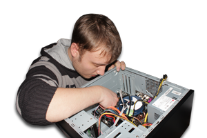 Специалист ремонтирует компьютер (стоимость услуги от 490 рублей)